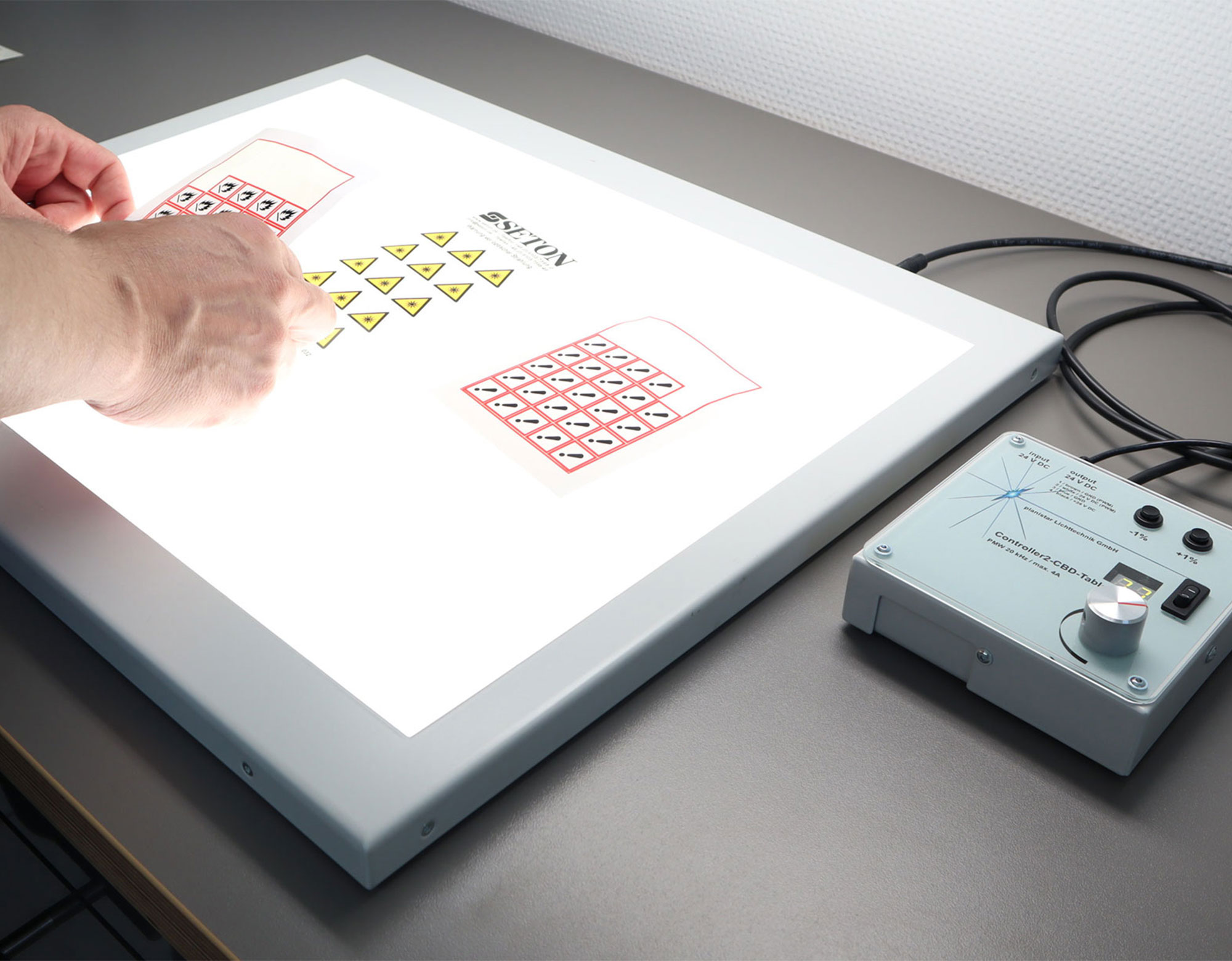 robuste Leuchte für die visuelle Inspektion im Durchlicht