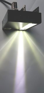 schmaler Lichtaustritt einer Linienbeleuchtung von planistar